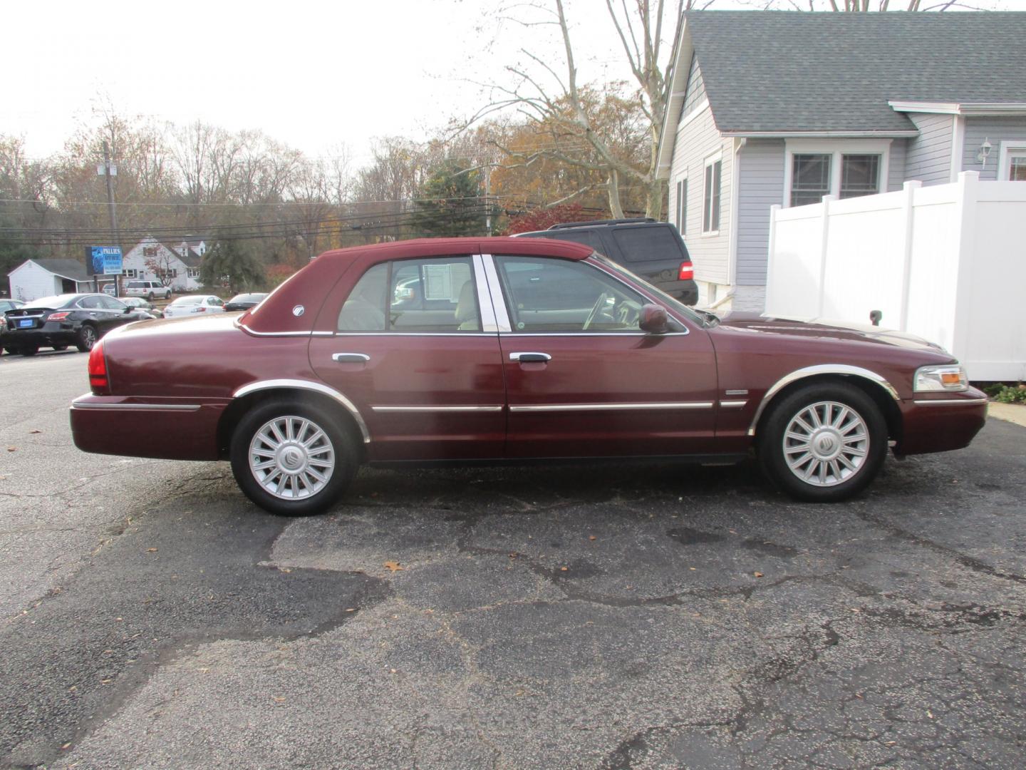 2009 MAROON Mercury Grand Marquis (2MEHM75V09X) , AUTOMATIC transmission, located at 540a Delsea Drive, Sewell, NJ, 08080, (856) 589-6888, 39.752560, -75.111206 - Photo#7